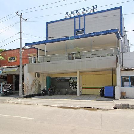 Hotel Reddoorz Near Uns Solo Extérieur photo