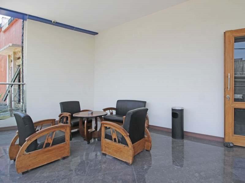 Hotel Reddoorz Near Uns Solo Extérieur photo