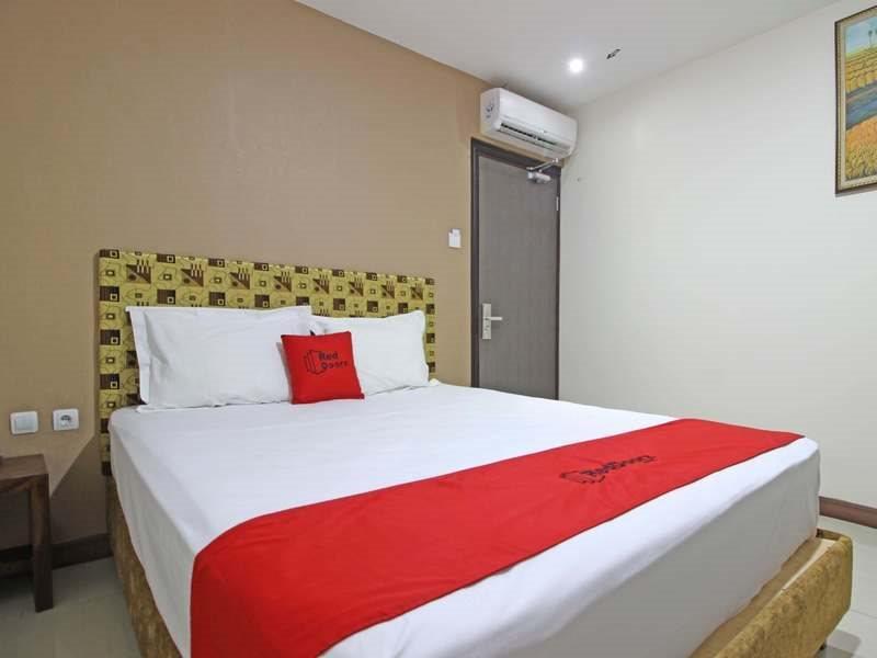 Hotel Reddoorz Near Uns Solo Extérieur photo