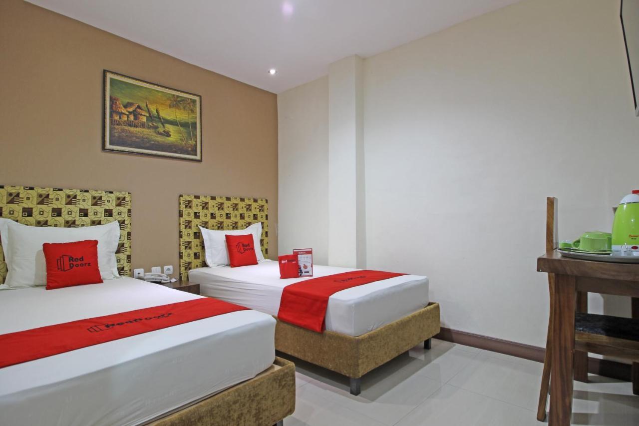 Hotel Reddoorz Near Uns Solo Extérieur photo