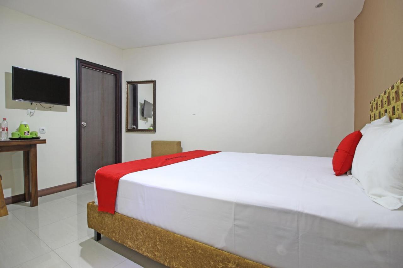 Hotel Reddoorz Near Uns Solo Extérieur photo