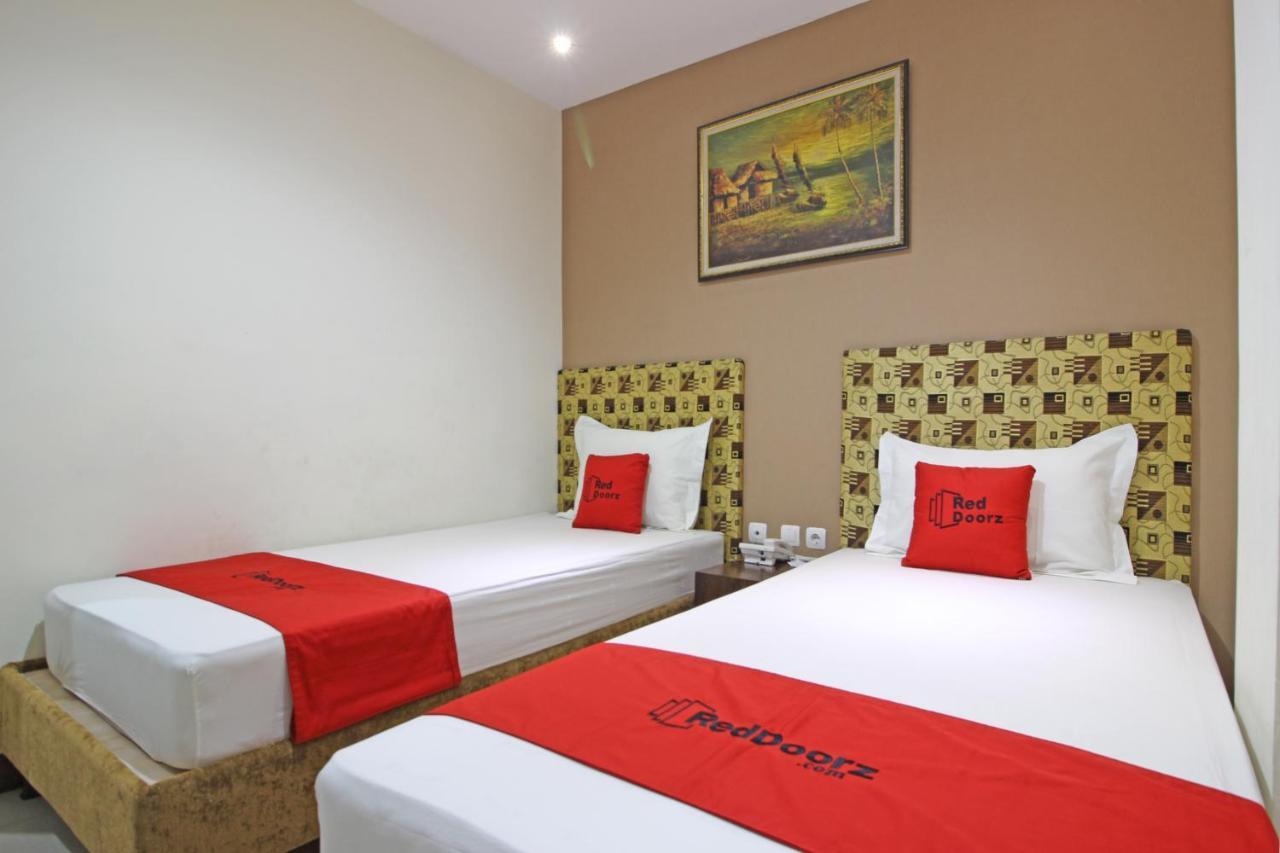Hotel Reddoorz Near Uns Solo Extérieur photo