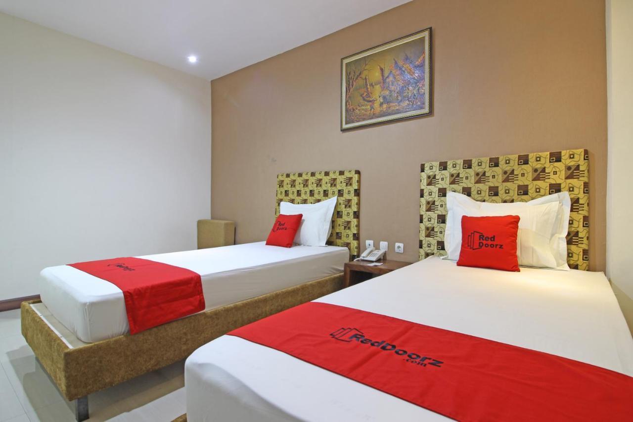 Hotel Reddoorz Near Uns Solo Extérieur photo