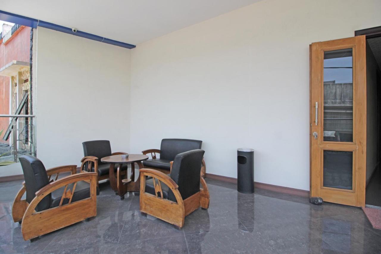 Hotel Reddoorz Near Uns Solo Extérieur photo