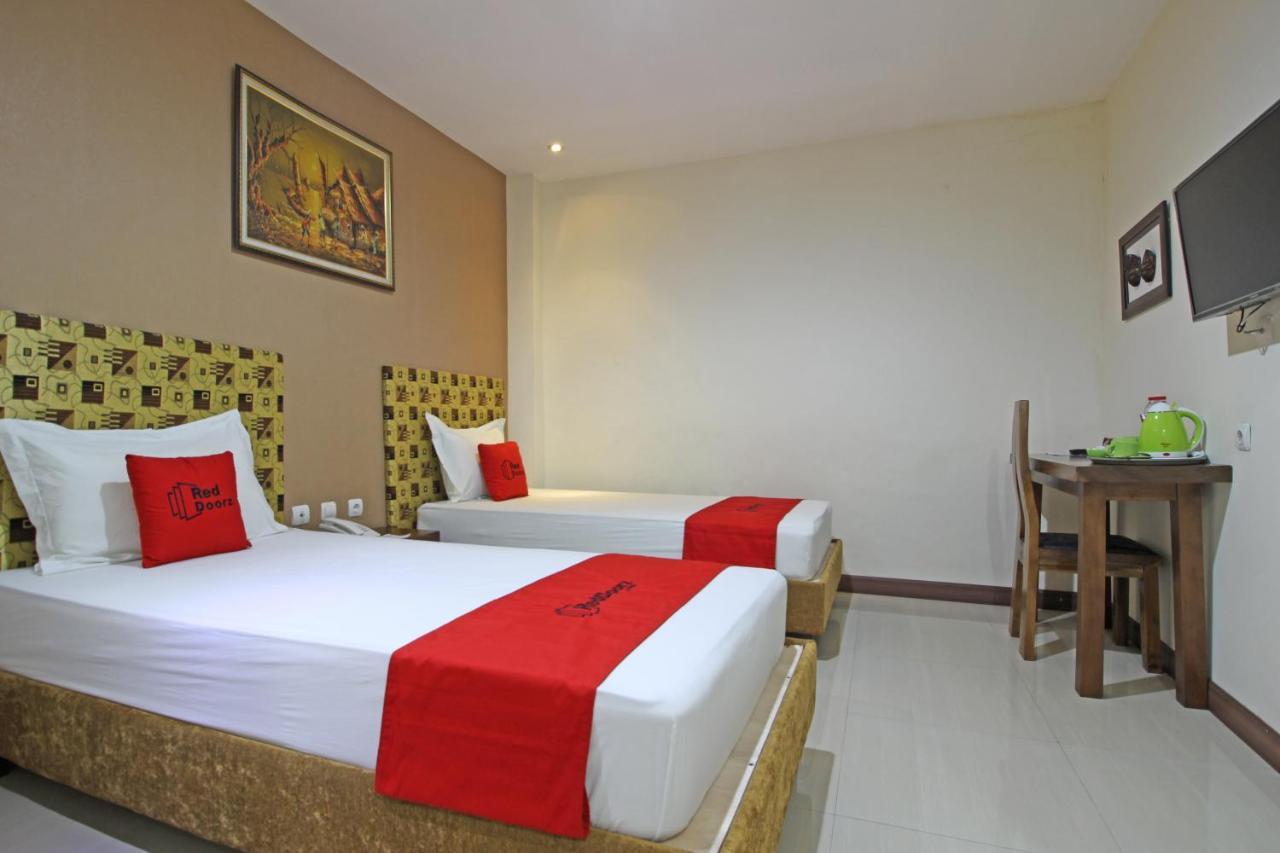 Hotel Reddoorz Near Uns Solo Extérieur photo