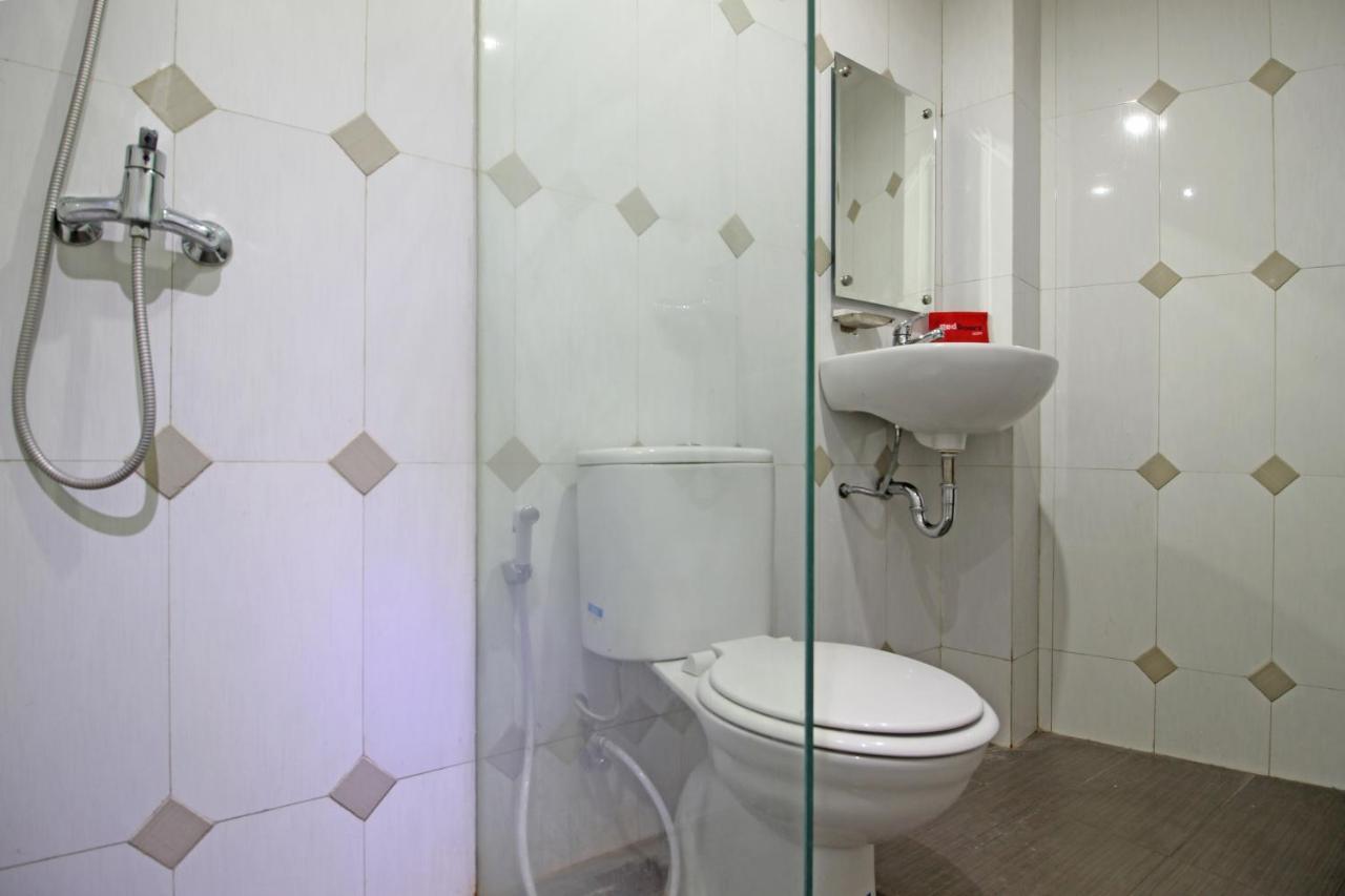 Hotel Reddoorz Near Uns Solo Extérieur photo