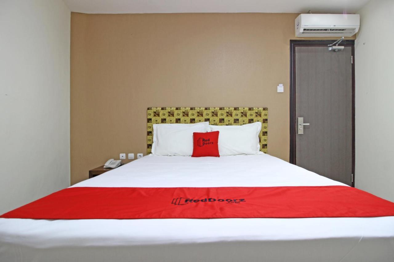 Hotel Reddoorz Near Uns Solo Extérieur photo