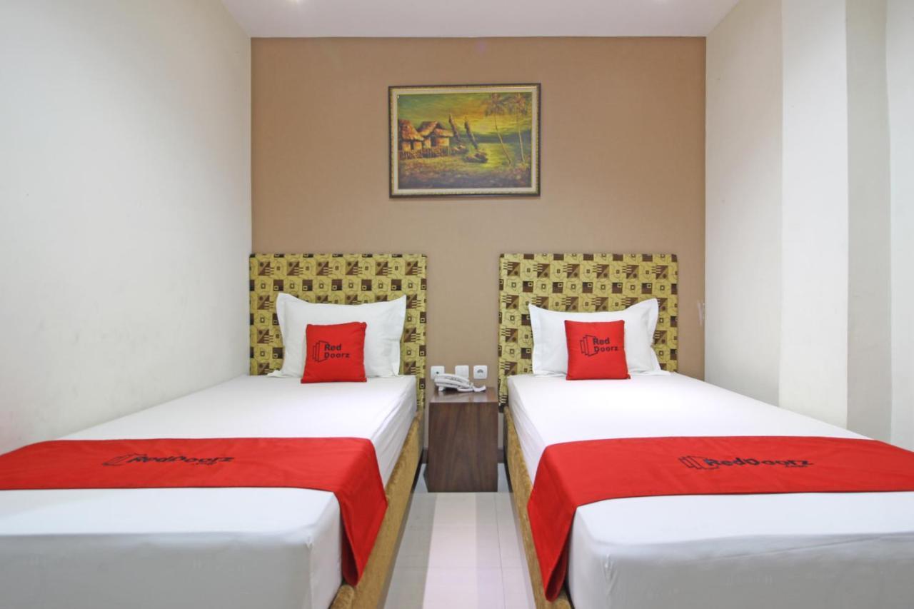 Hotel Reddoorz Near Uns Solo Extérieur photo