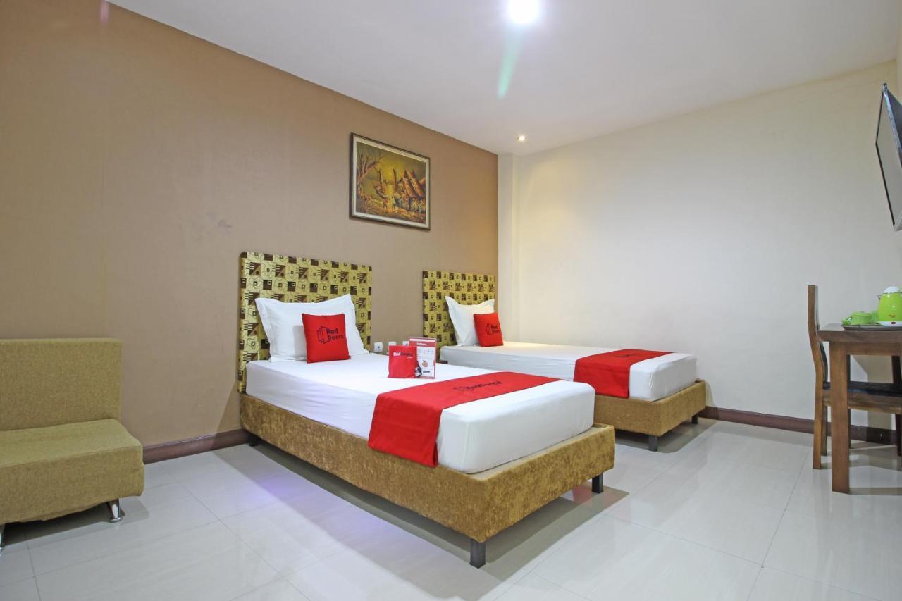 Hotel Reddoorz Near Uns Solo Extérieur photo