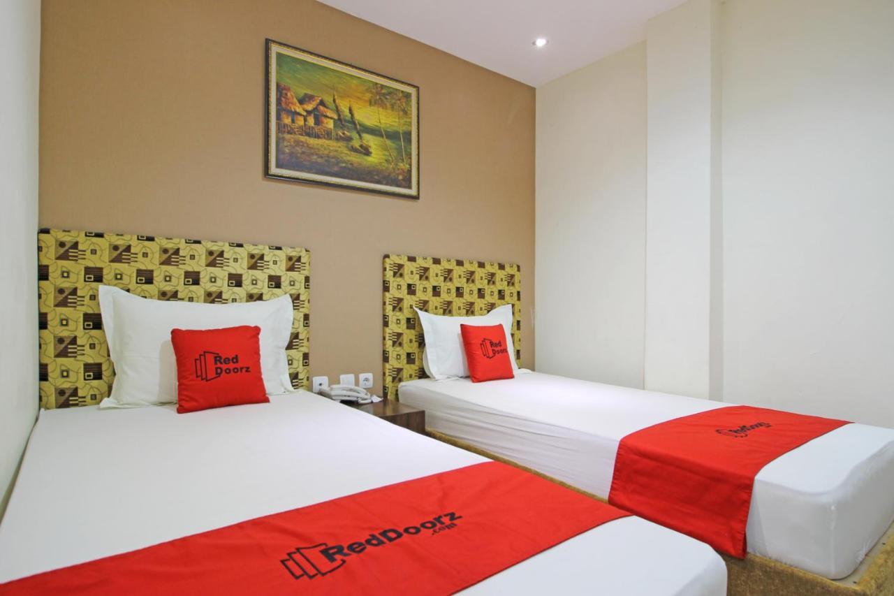 Hotel Reddoorz Near Uns Solo Extérieur photo